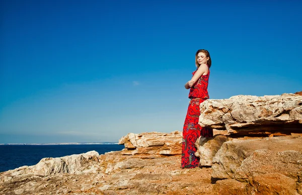Jovem bela mulher posando no fundo do mar — Fotografia de Stock