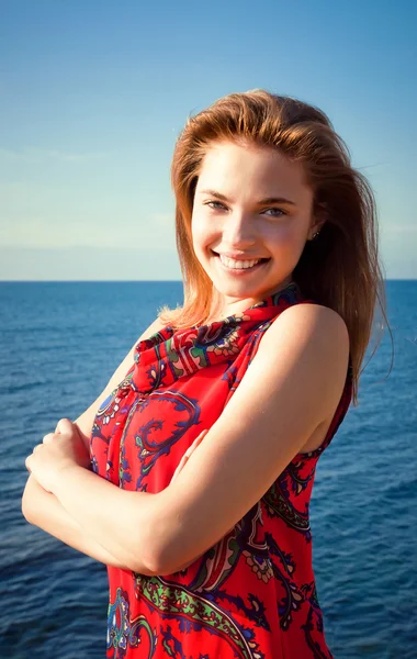 Portret van een jonge lachende meisje op zee — Stockfoto