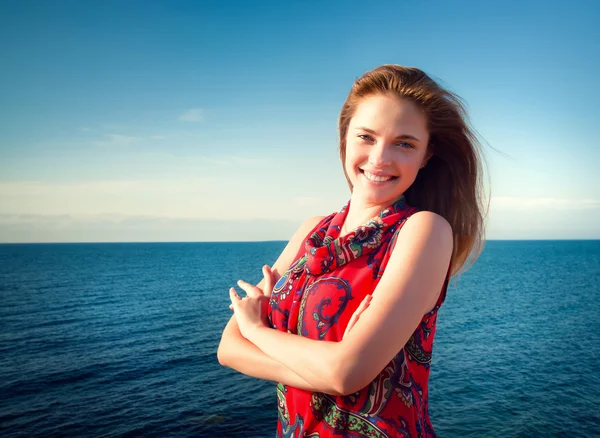 Молодая красивая девушка, наслаждающаяся морем в солнечный яркий день — стоковое фото