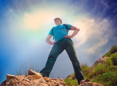 sağlıklı delikanlı dağlarda hiking