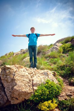 dağlarda bir tepe üzerinde sağlıklı genç adam