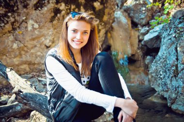 genç kız dağlara gülümsemeye