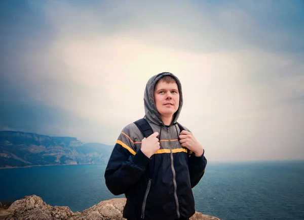 Giovane ragazzo guardando in lontananza in mare — Foto Stock