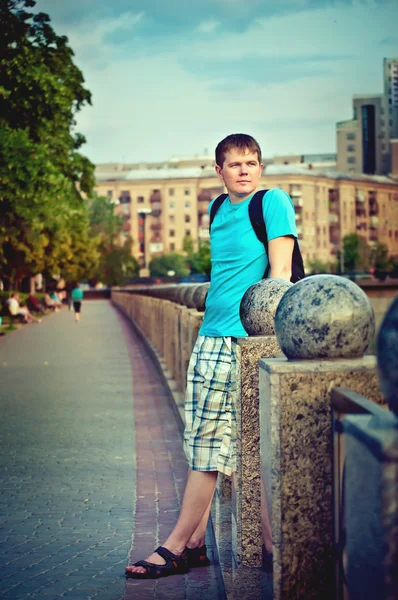 Jonge man op zoek naar de afstand op een wandeling — Stockfoto