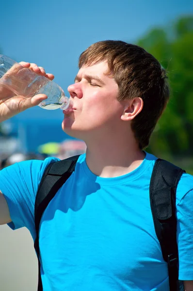 Junge trinkt Wasser in der Natur — Stockfoto