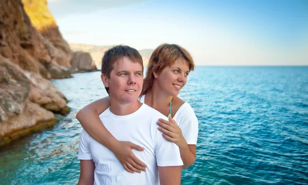 Verliefde paar op zee vakantie — Stockfoto