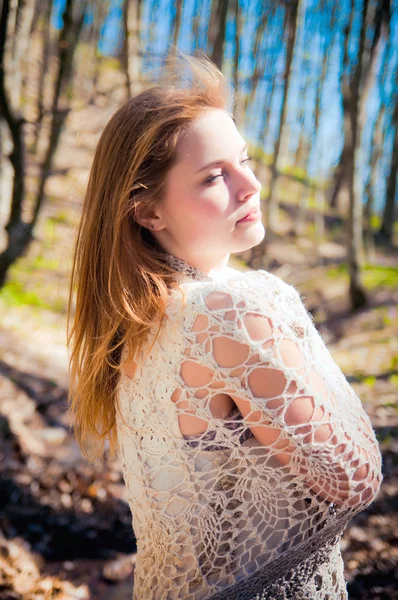 Eslava joven niña bosque — Foto de Stock