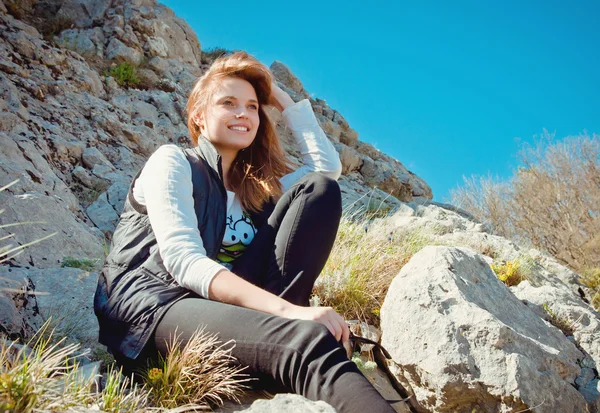 Retrato de una joven disfrutando de un turista en una colina — Foto de Stock