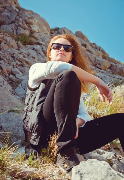 Portrait of a young girl tourist in mountains — Stock Photo, Image