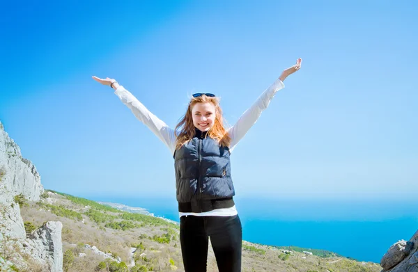 Retrato de una joven en una colina con vistas a disfrutar con el — Foto de Stock