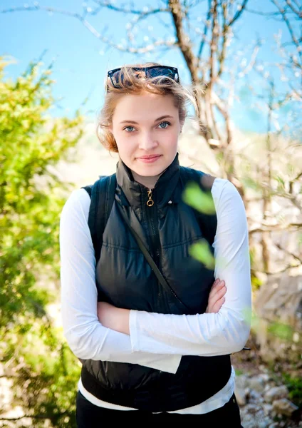 Young girl tourist in mountains — Stock Photo, Image