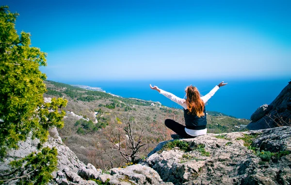 Retrato de una joven en una colina con vistas a disfrutar con el — Foto de Stock