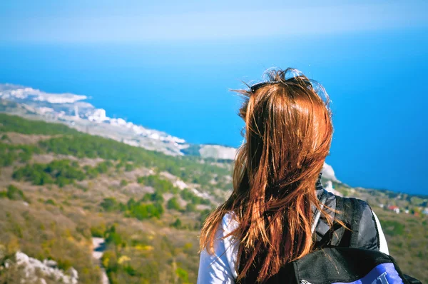 Portrait of a young girl enjoying a tourist on a hill overlookin — Stock Photo, Image