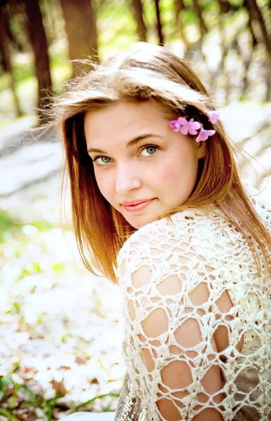 Portræt af en smilende ung pige i skoven - Stock-foto