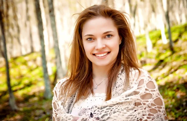 Ritratto di una giovane ragazza sorridente nel bosco — Foto Stock
