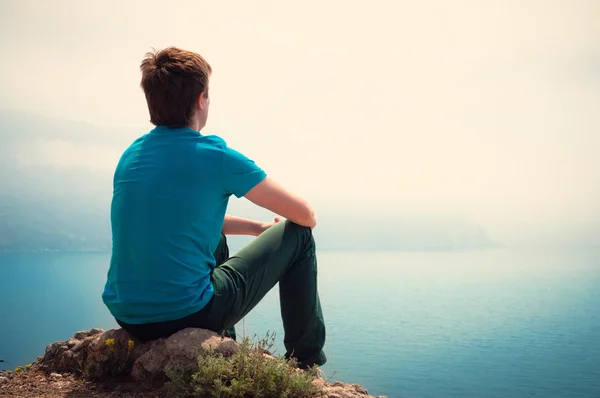 Samotny facet patrząc do odległości na morzu Zdjęcia Stockowe bez tantiem