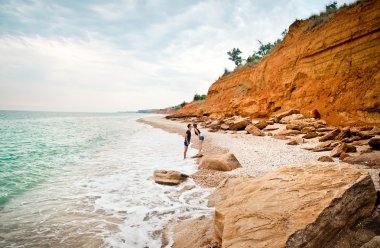 genç bir çift deniz kıyıya yakın yerde sarılma...