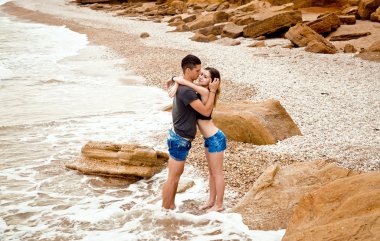 genç bir çift deniz kıyıya yakın yerde sarılma...