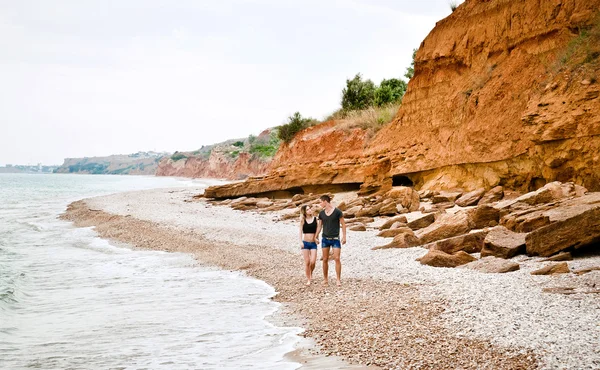 Jovem casal abraçando perto da costa do mar — Fotografia de Stock