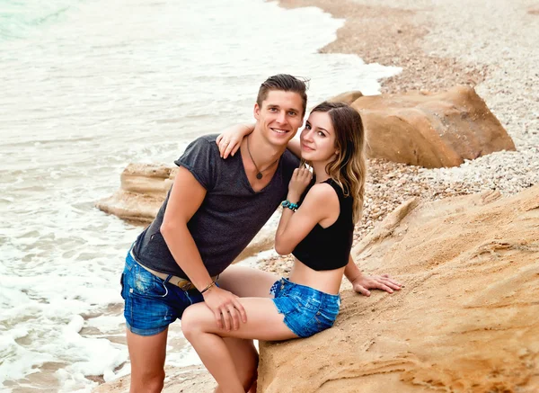 Jovem casal perto da costa do mar — Fotografia de Stock