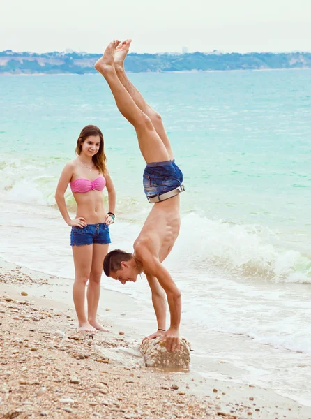 Mladý sportovní pár baví na pláži — Stock fotografie