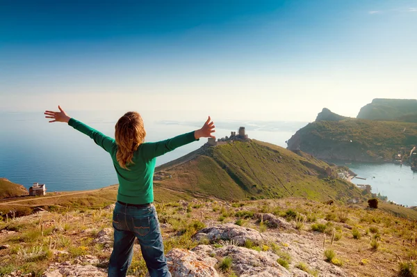 Girl on the hill with raised hands — Stock Photo, Image