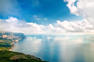 Deniz ve dağların güzel manzarası