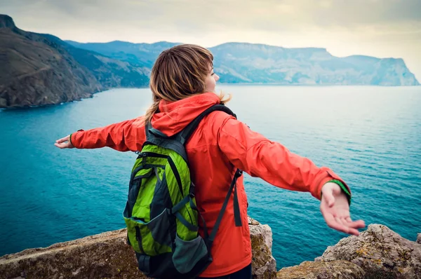 Mladá dívka turisty se těší krásné výhledy na moře — Stock fotografie