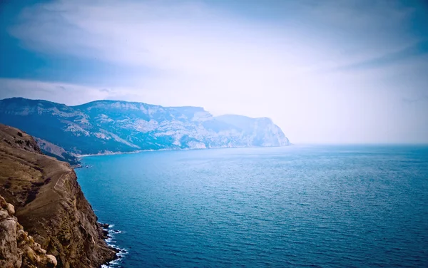 Schöne Aussicht auf das Meer und die Berge — Stockfoto