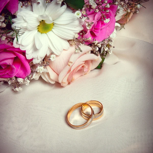 Arranjo de casamento, anéis e buquê de flores — Fotografia de Stock