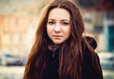 genç esmer kızla harika portresi