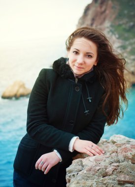 Deniz arka plan üzerinde çekici genç kız