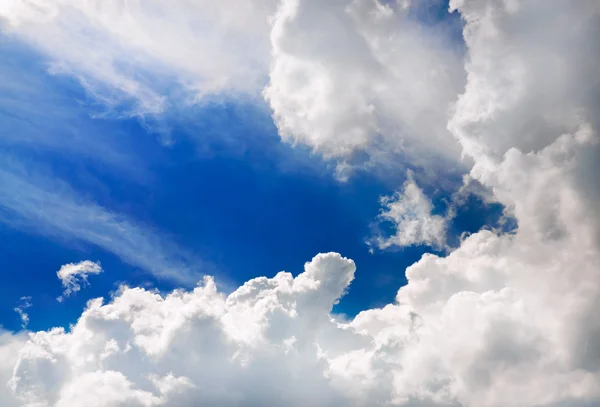 Nubes blancas en el cielo azul —  Fotos de Stock