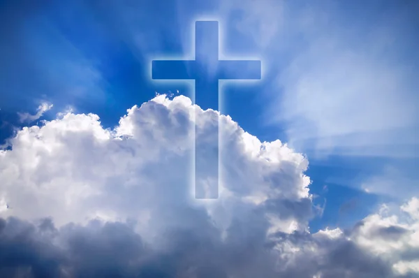 闪亮的十字架，在蓝蓝的天空中的云 免版税图库图片