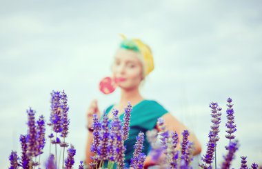 yaratıcı parlak bir lolipop kızla