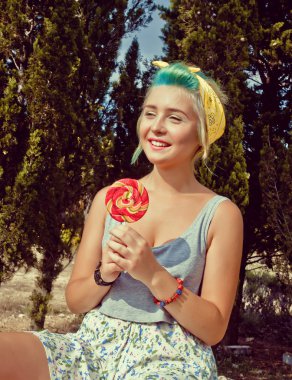 yaratıcı parlak bir lolipop kızla