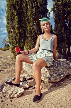 yaratıcı parlak bir lolipop kızla