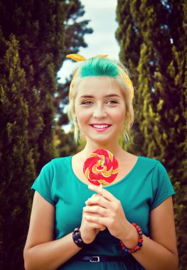 yaratıcı parlak bir lolipop kızla