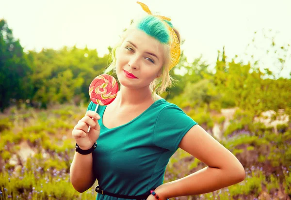 Menina criativa com um pirulito brilhante — Fotografia de Stock