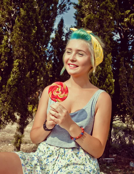 yaratıcı parlak bir lolipop kızla