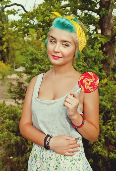 Yaratıcı parlak bir lolipop kızla — Stok fotoğraf