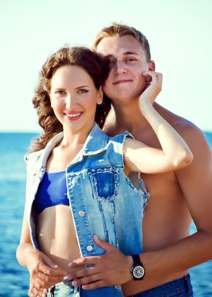 Bonito jovem casal perto do mar — Fotografia de Stock