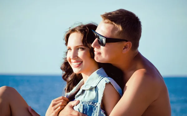 Bella giovane coppia vicino al mare — Foto Stock