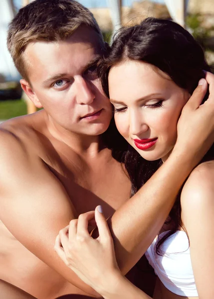 Pretty young couple on the beach — Stock Photo, Image