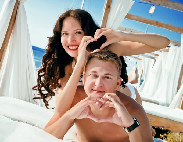 Ganska ungt par på stranden — Stockfoto