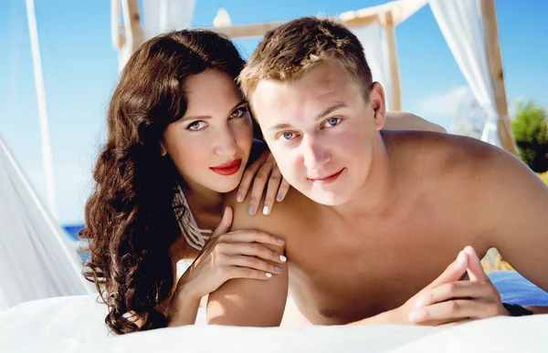 Bonita pareja joven en la playa — Foto de Stock