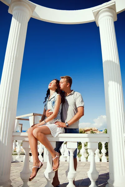 Pretty young couple on the outdoors — Stock Photo, Image