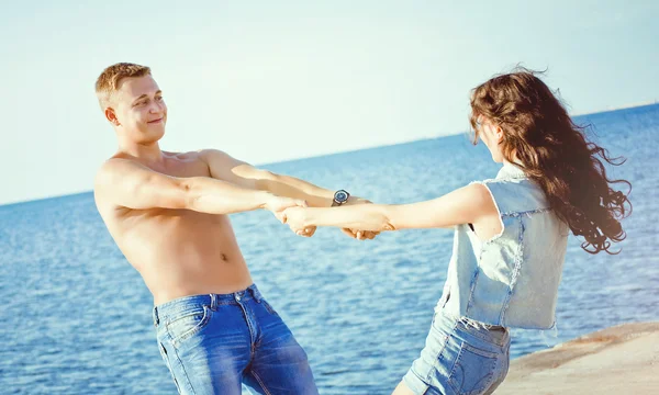 Bella giovane coppia divertirsi sulla spiaggia — Foto Stock