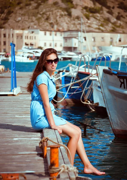 Girl on quay at the sea — Stock Photo, Image