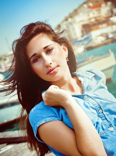 Retrato de uma menina bonita na orla — Fotografia de Stock